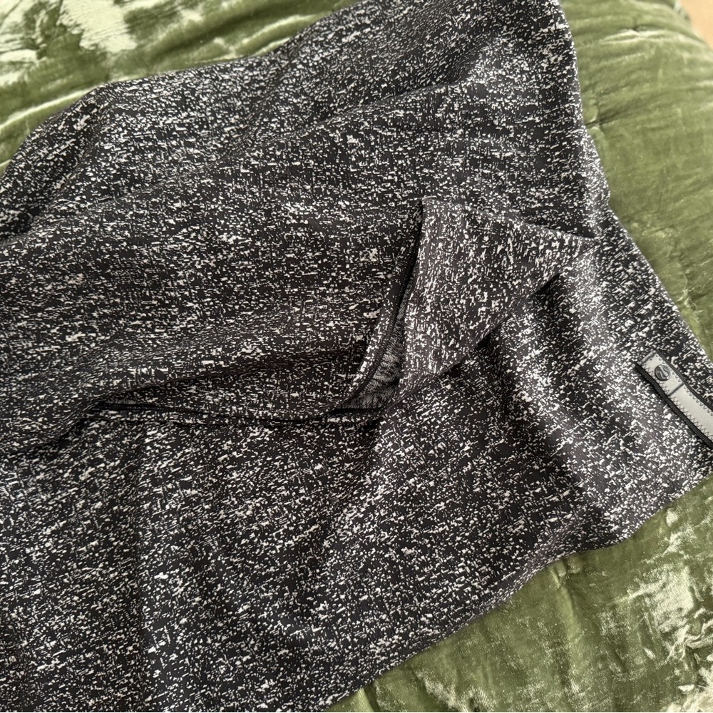 Lululemon Black and White vinyasa scarf
